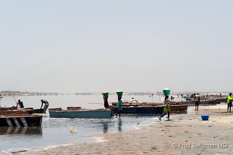 20090529_133231 D3 P1 P1 S1.jpg - Women unloading salt from canoe